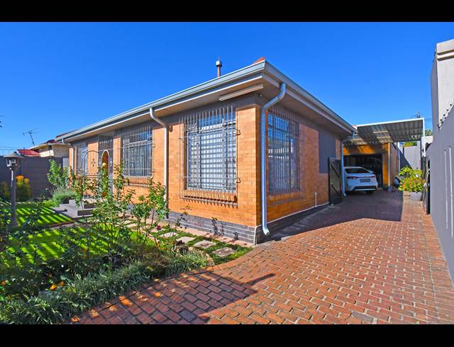 3 BEDROOM HOUSE FOR SALE IN CROSBY